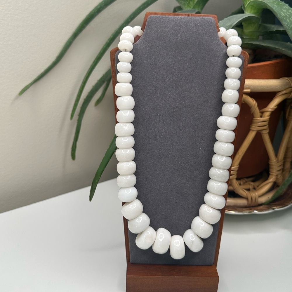 Heavy White Stone Beaded Necklace Chunky Graduated Bead Twisted Silver Clasp VTG